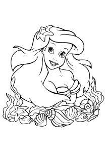 Ariel, a Pequena Sereia, rodeada de bonitas conchas