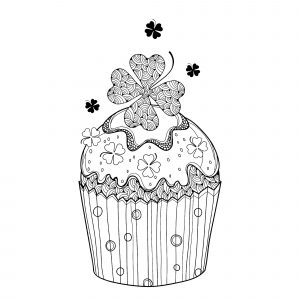 Um cupcake com um trevo de quatro folhas