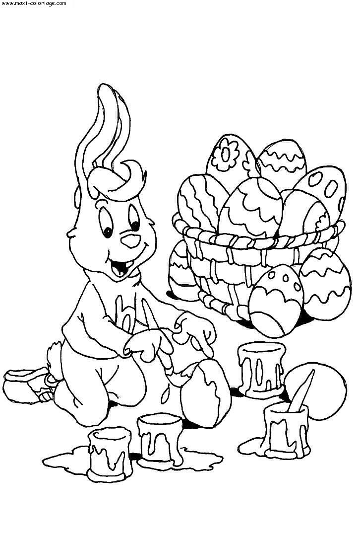 Um coelho a pintar ovos para a Páscoa