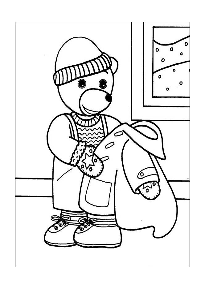 Depois de sair numa tempestade de neve, Pequeno urso marrom tira o seu casaco Depois de sair numa tempestade de neve, Pequeno urso marrom tira o seu casaco