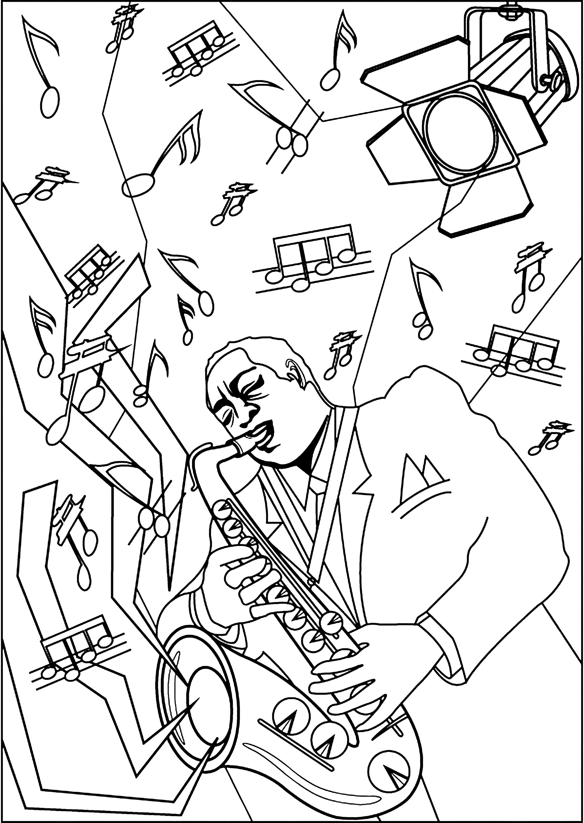 Saxophon spielender Musiker auf einer mit einem Lichtprojektor beleuchteten Bühne