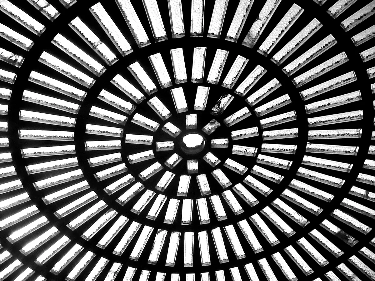 Art-Déco-Meisterwerk in Gefahr (Ausmalbild von Art deco zum Ausdrucken und Ausmalen für Erwachsene)