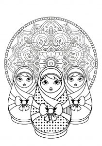 Drei russische Puppen mit schönem Mandala im Hintergrund