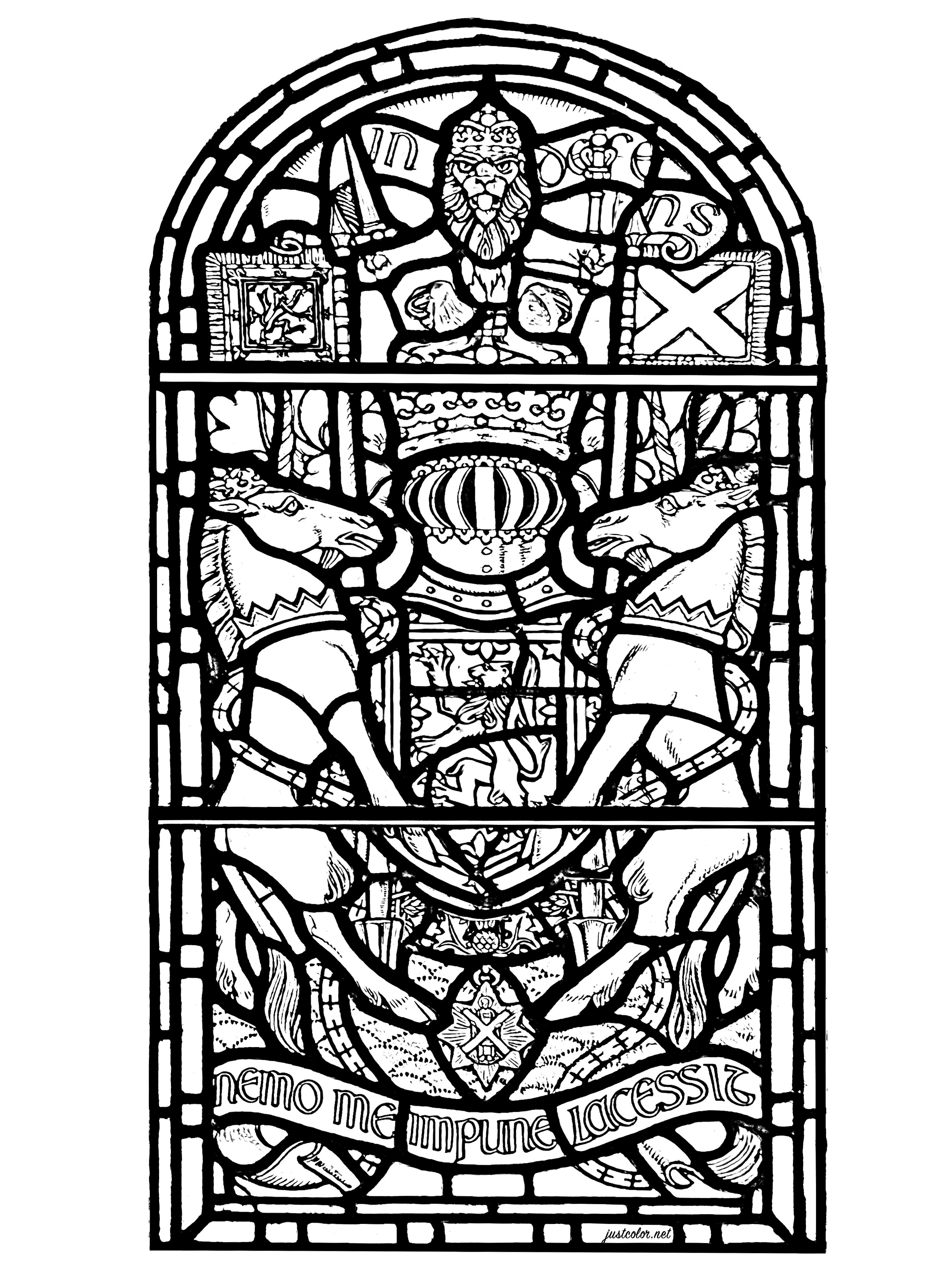 Glasfenster von Edinburgh Castle, Schottland. Die Glasmalerei zeigt verschiedene schottische Symbole sowie den Text 'Nemo me impune lacessit', das lateinische Motto des Distelordens.Es erscheint auf dem königlichen Wappen des Vereinigten Königreichs in Schottland.Es bedeutet 'Niemand beleidigt mich ungestraft'.