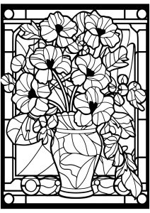 Imaginäres Buntglasfenster mit einer schönen Vase mit Blumen und abstrakten Motiven gefüllt