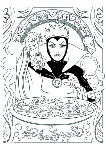 Coloriage de Blanche-Neige et les Sept Nains à imprimer pour enfants : La méchante reine de Blanche Neige prépare une pomme empoisonnée