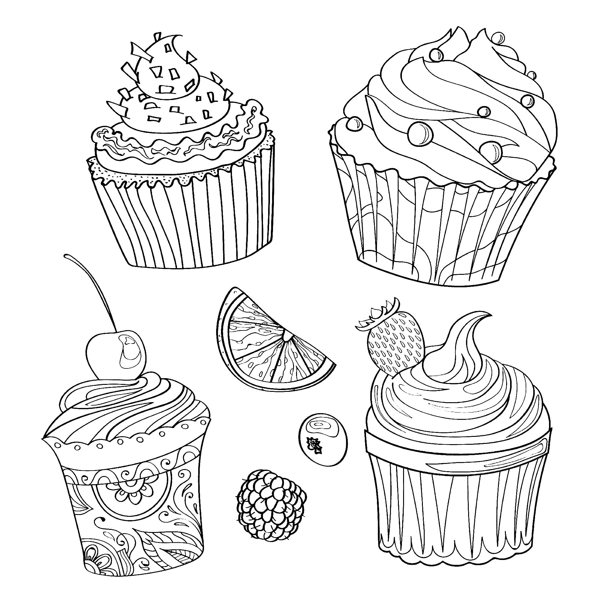 Quatre cupcakes et de bons fruits