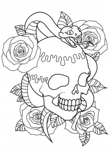 Tatuaje con calavera, serpiente y rosas