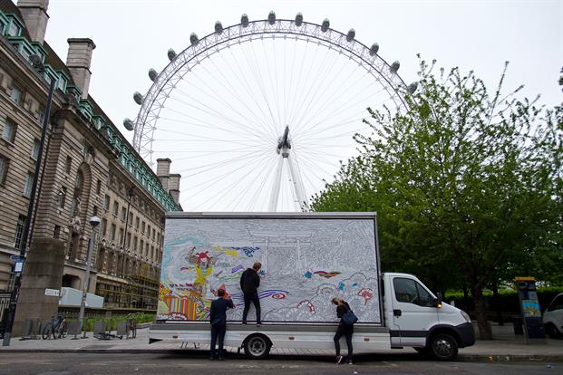 Cette camionnette appartient surement à quelqu'un, encore plus fan du coloriage que vous ! Et c'est surtout une super idée faisant appel à la solidarité et à la créativité de chacun. 