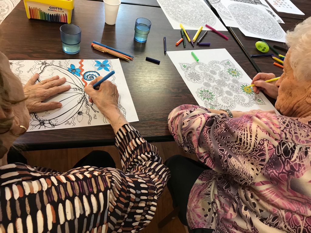 Coloriage et bienêtre des retraités  un animateur en EPHAD nous dit