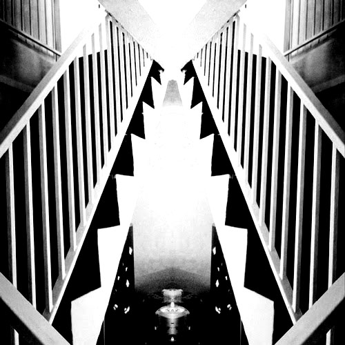 Photo noir et blanc au contraste accentué d'un escalier style Art Déco