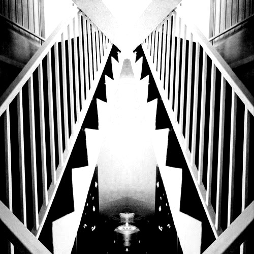 Photo noir et blanc au contraste accentué d'un escalier style Art Déco Photo noir et blanc au contraste accentué d'un escalier style Art Déco