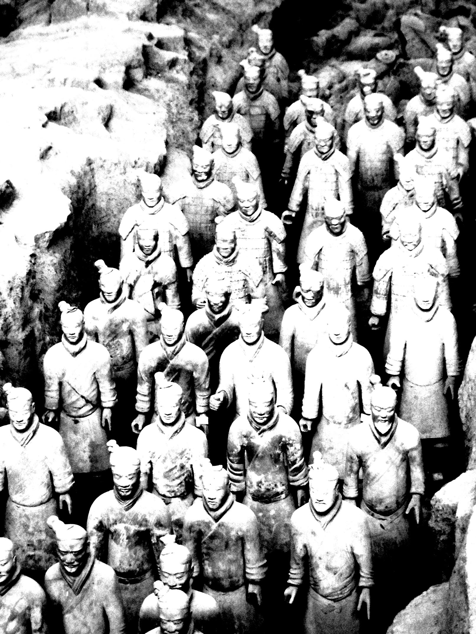 Les fameuses statues de soldats de Xian, photo noir et blanc au contraste accentué