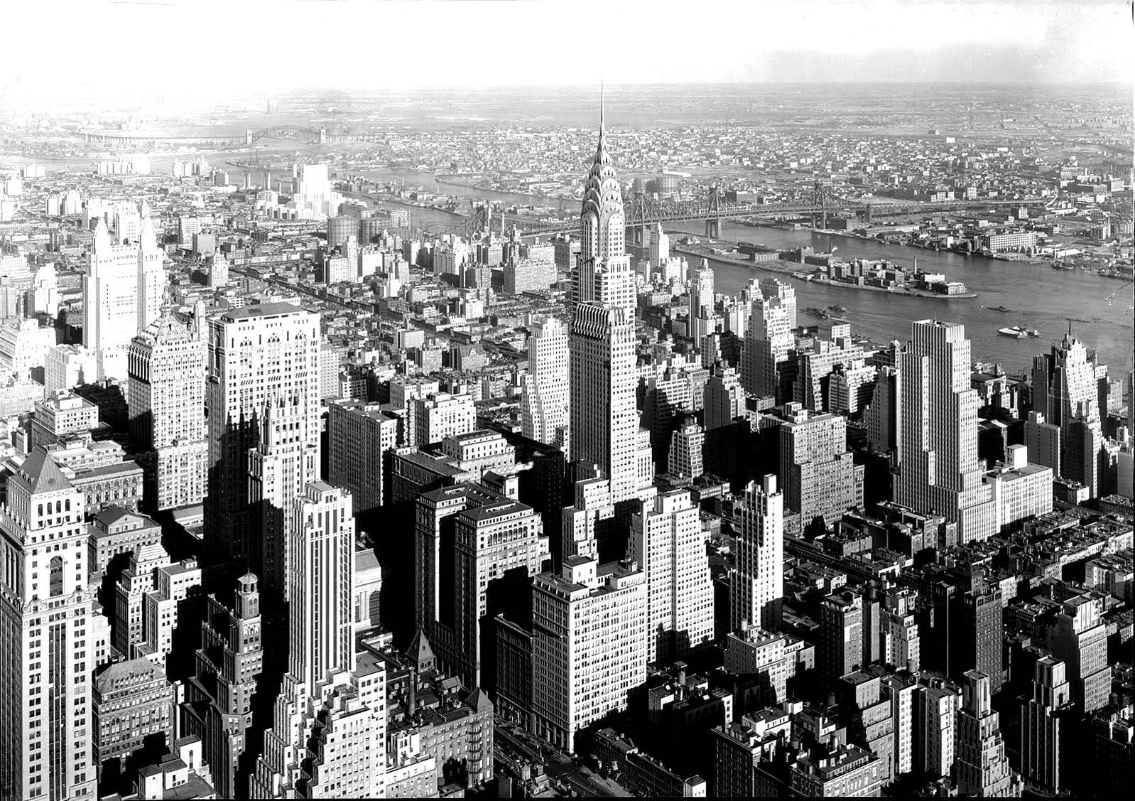 Magnifique prise de vue aérienne de New York, avec au milieu la Chysler Tower et sa pointe fine