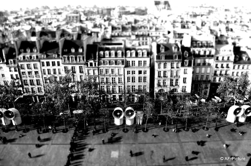 Immeubles typiques de Paris (Haussmann) vus depuis le Centre Pompidou. Une magnifique photo, qu'il vous faut maintenant colorier