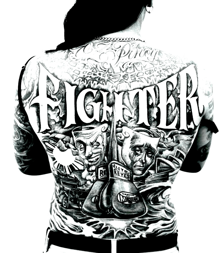 Photographie noir & blanc d'une femme dont le dos est tatoué de diverses représentations et textes