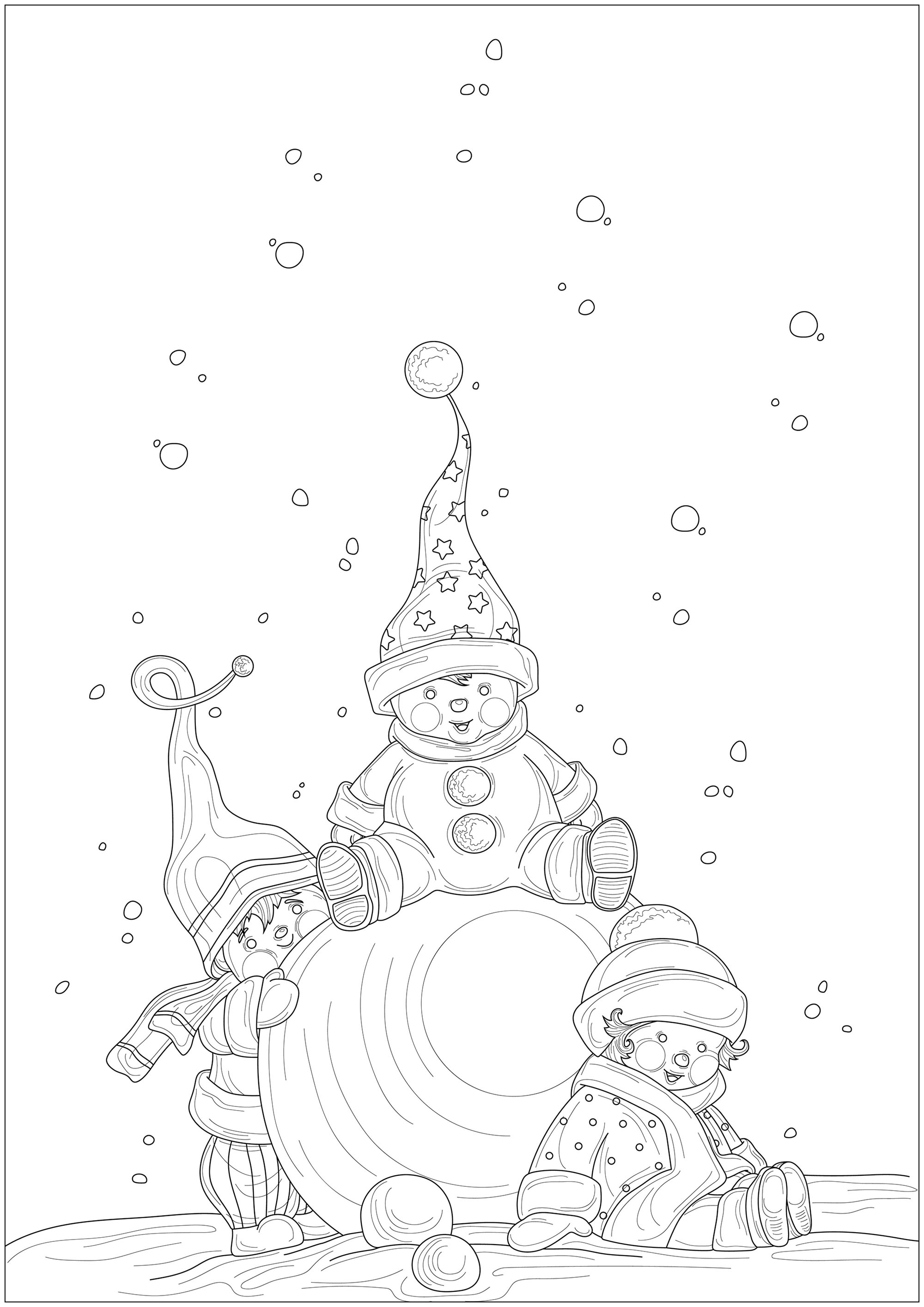 Tre bambini con cappelli e sciarpe che giocano con una grande palla di neve, con l'aspetto di elfi