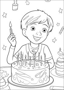 Un niño celebra su cumpleaños con una bonita tarta