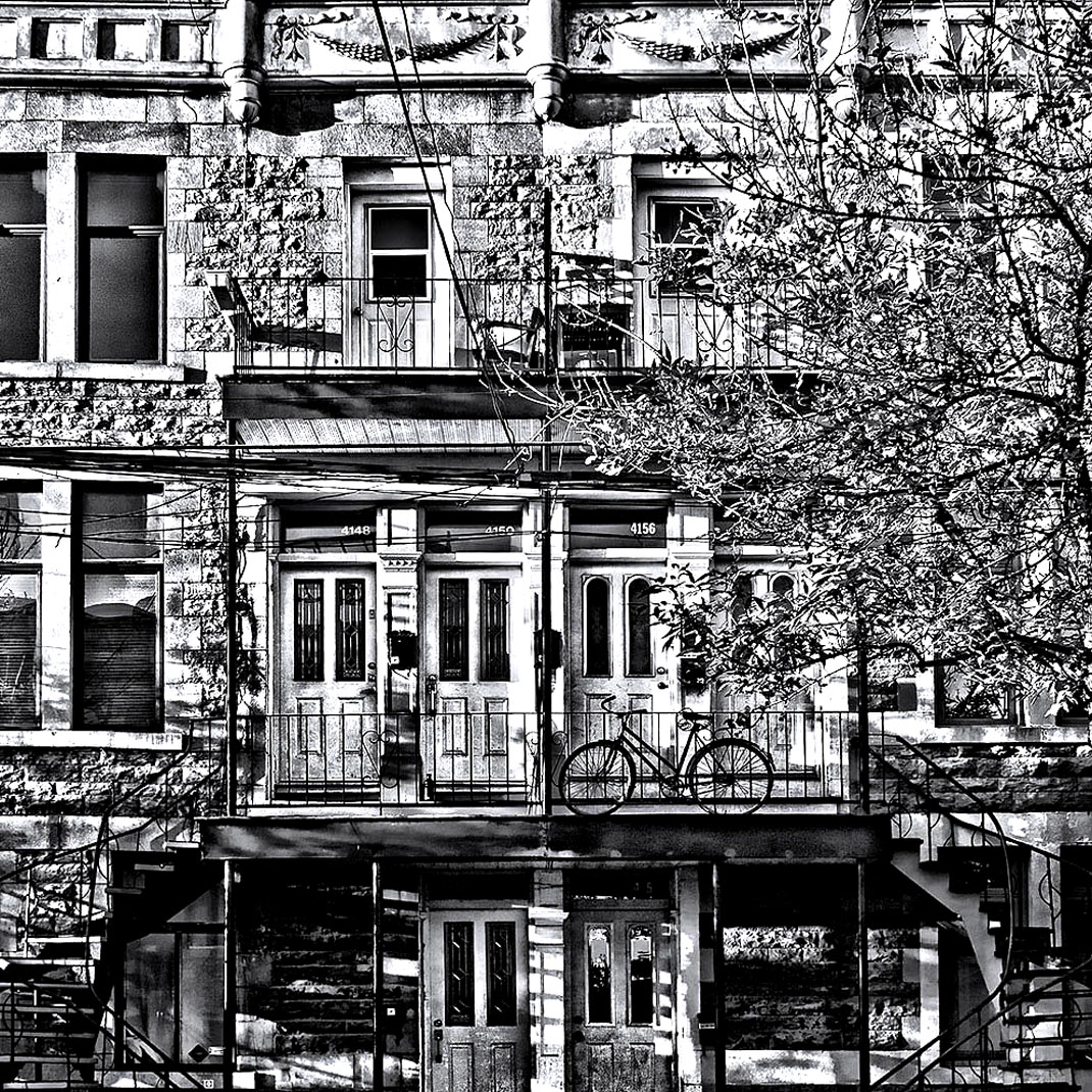 Uma fachada típica de uma casa em Nova Iorque ou numa outra cidade da América do Norte como Montreal: uma bonita página para colorir para adultos feita a partir de uma fotografia