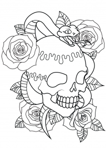 Tatuagem com crânio, cobra e rosas