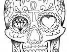 Tatuagem de um crânio com vários desenhos