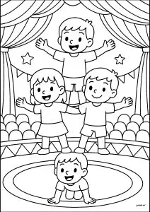 Pyramide Humaine Avec Quatre Petits Garçons Au Cirque