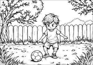 Jeune Garçon Jouant Au Foot Dans Son Jardin