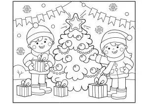 Deux enfants prêts à ouvrir leurs cadeaux au pied du sapin