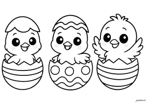 Trois Adorables Poussins Dans Des Oeufs Décorés