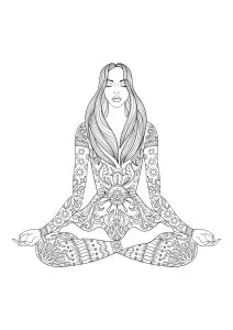 Femme assise en position du lotusa