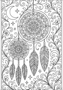 Attrape-rêves suspendus sous la lune croissante. Deux attrape-rêves élégants aux toiles en rosace mandala se balancent délicatement, reliés par une fine corde ornée de plumes décorées. Une lune croissante et des étoiles entourées de volutes Art Nouveau complètent cette scène nocturne raffinée.