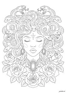 Mystérieuse femme aux serpents hypnotiques