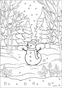 Bonhomme de neige dans la forêt enneigée