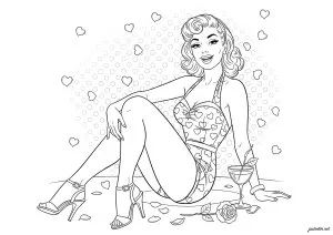 Séduction et charme des années 50. Cette illustration représente une femme glamour assise avec un verre à la main, entourée de petits cœurs et de pétales de rose. Séduction et charme des années 50