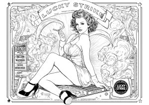 Jolie femme dans une fausse publicité pour cigarettes Lucky Strike