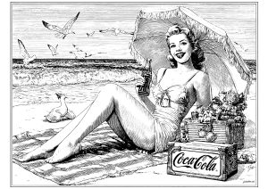 Jeune femme sur la plage buvant du Coca Cola