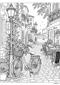 Rue avec vélo et café en terrasse. Un vélo appuyé contre un lampadaire dans une ruelle pavée. Des tables de café avec chaises se trouvent sur le trottoir.
