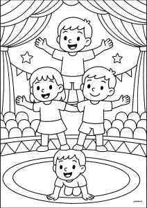 Pirámide Humana Con Cuatro Niños En El Circo