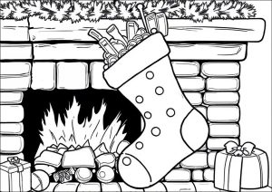 Medias De Navidad Frente A Una Chimenea Y Regalos