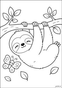 Pequeña Ranura sonriendo bajo un árbol