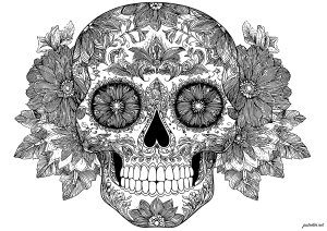 Grinsende Schädel und kunstvolle Blumen