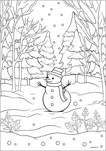 Schneemann im verschneiten Wald