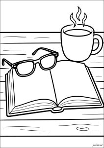 Aufgeschlagenes Buch auf einem Holztisch