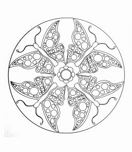 Mandala libre con varias mariposas y una hermosa flor en el centro.