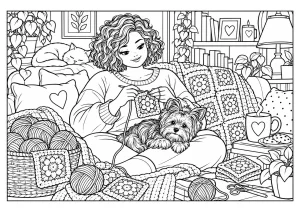 Tricô no canto do sofá. Uma mulher de cabelo cacheado faz crochê de quadrados de lã no sofá, um cachorro pequeno enrolado no colo, cercada por novelos de lã, um cobertor de crochê, plantas, prateleiras, um abajur e uma xícara com biscoitos.