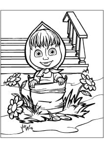 Masha in un secchio d'acqua.