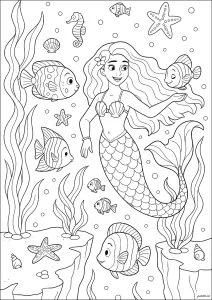 Una bella sirena circondata da pesci nelle profondità del mare