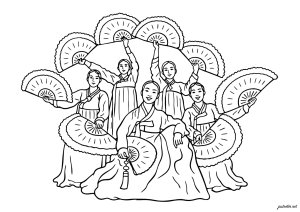 Fröhlicher Tanz mit traditionellen Fächern