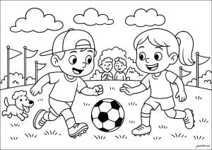 Fröhliche kinder spielen fußball