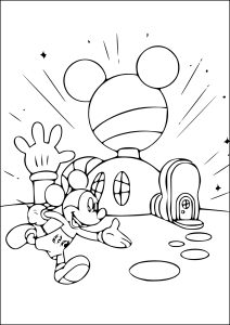 Mickey Mouse steht vor dem hübschen Haus, in dem er mit seinen Freunden lebt.
